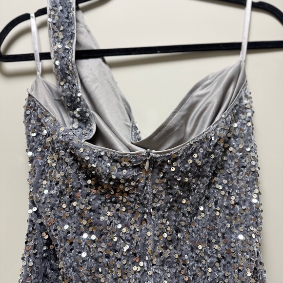 New One Shoulder Body-con Sleeveless Grey Sequence Short Dress. Size Large. - Picture 8 of 16
